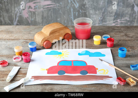 L'enfant de peinture voiture rouge sur la table Banque D'Images