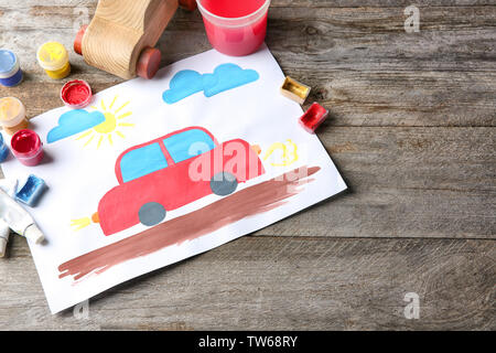 L'enfant de peinture voiture rouge sur la table Banque D'Images