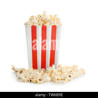 Boîte de papier et du popcorn sur fond blanc Banque D'Images