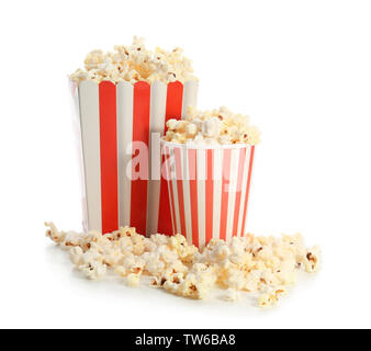 Boîte de papier et tasse avec du popcorn sur fond blanc Banque D'Images