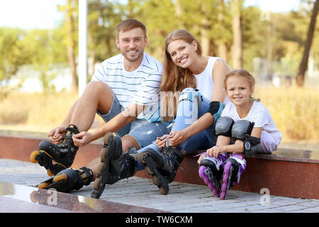 Famille avec patins à in park Banque D'Images