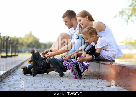 Famille avec patins à in park Banque D'Images