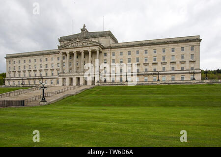 Longueur totale de l'extérieur du bâtiment de l'assemblée de Stormont à Belfast en Irlande du Nord. Vue du côté droit de Stormont élévation avant avec pelouse devant. Banque D'Images