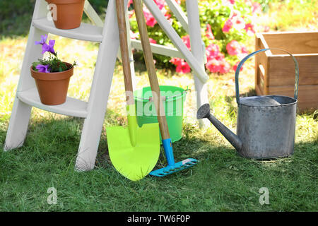 Outils de jardinage sur pelouse verte Banque D'Images