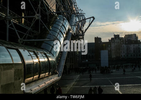 PARIS, FRANCE - 2 janvier 2008 : Coucher de soleil sur l'emblématique des escaliers mécaniques du Centre Pompidou. Situé dans le quartier de Beaubourg, c'est le plus grand art moderne mu Banque D'Images