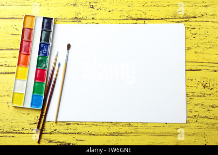 Feuille de papier vierge et d'aquarelles sur fond jaune Banque D'Images