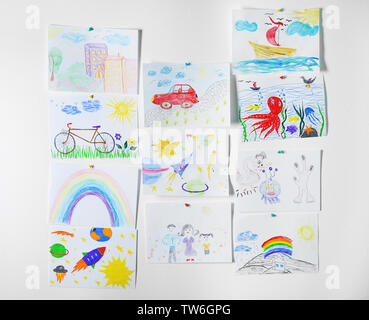 Dessins d'enfants colorés sur fond blanc Banque D'Images