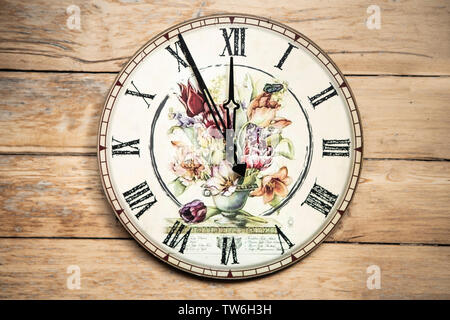 Horloge murale vintage. Style ancienne horloge suspendue Banque D'Images
