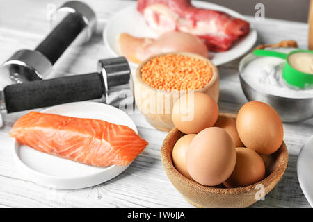 Avec la composition des aliments à haute teneur en protéines et en poudre sur fond de bois Banque D'Images