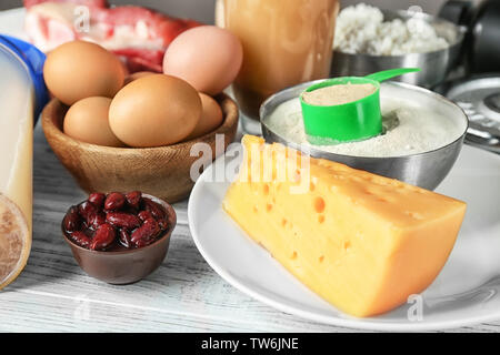 Avec la composition des aliments à haute teneur en protéines et en poudre sur fond de bois Banque D'Images