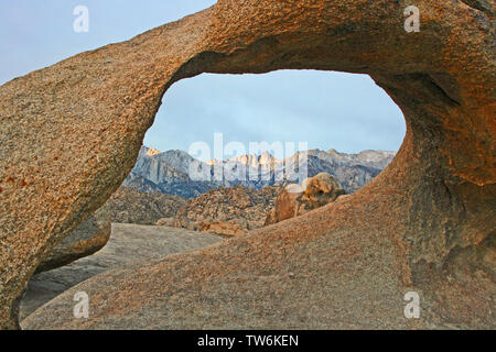 Voir au Mont Whitney en Californie, Mobius Arch Banque D'Images