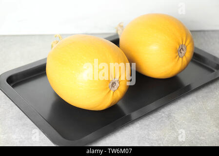 La plaque de cuisson avec courges spaghetti sur table gris Banque D'Images