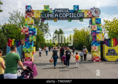 Les familles qui entrent et sortent de l'Parcul Lumea Copiilor / Children's World Park / Parc de la jeunesse dans le centre de Bucarest, Roumanie. Banque D'Images