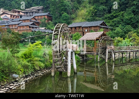 Roue hydraulique sur la rivière dans le village de Dong, Zhaoxing, province de Guizhou, Chine Banque D'Images