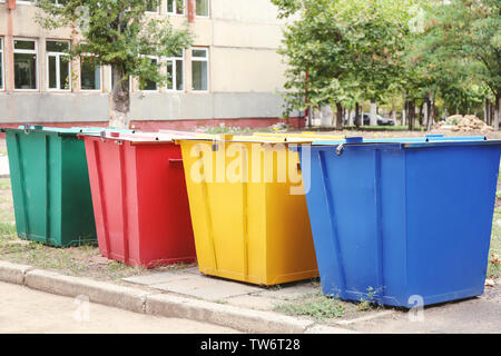 Les bacs de recyclage pour les différents types de déchets en plein air Banque D'Images