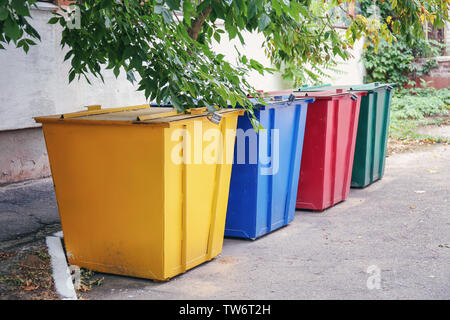 Les bacs de recyclage pour les différents types de déchets en plein air Banque D'Images