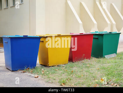 Les bacs de recyclage pour les différents types de déchets en plein air Banque D'Images