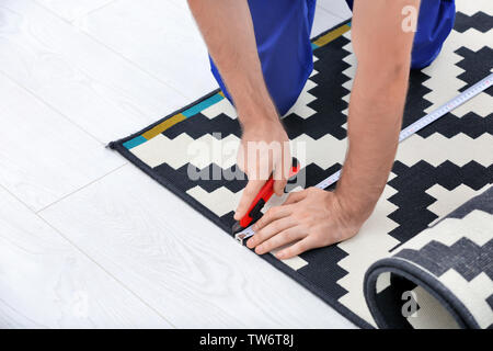 Travailleur homme tapis de marbre à l'intérieur du raccord Banque D'Images