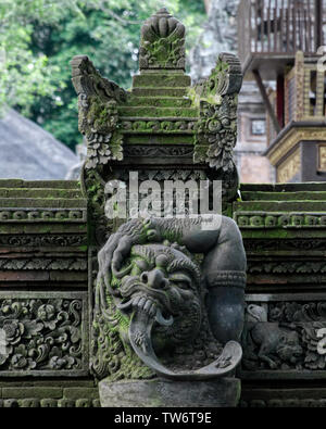 Ancien mur dans la forêt des singes sacrés sanctuaires dans Bali, Indonésie, statue Banque D'Images