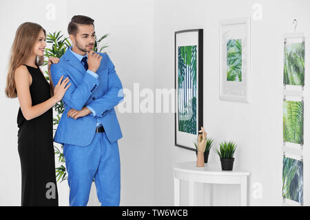 Couple in formal wear à art gallery exhibition Banque D'Images