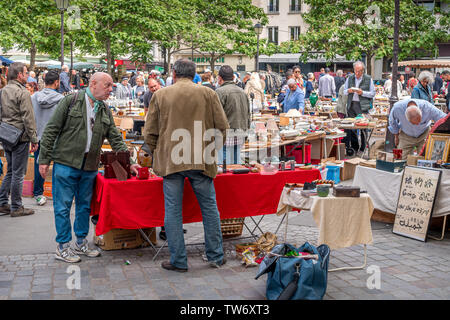 Paris, France - 25 mai 2019 : le marché d'Aligre, avec des gens l'achat et la vente de fruits, légumes et de vieux masques, un samedi matin. Banque D'Images