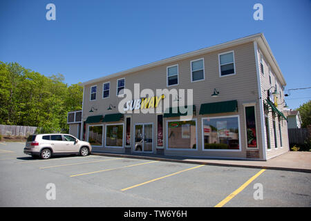 Sackville, Nouvelle-Écosse, Canada - le 15 juin 2019 : l'extérieur du restaurant Subway avec des fenêtres en verre vide et parkings Banque D'Images