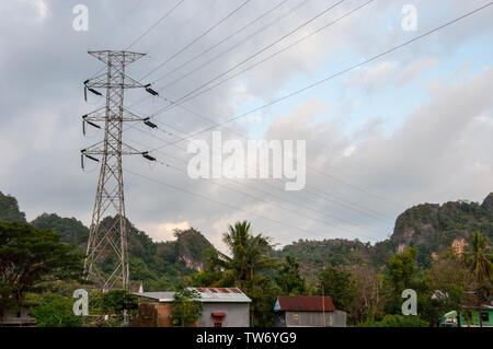 Maros, Indonésie - Juin 2018 : paysage karst calcaire avec des dômes et des rizières. L'infrastructure électrique pour transmettre le pouvoir dans la région. Banque D'Images