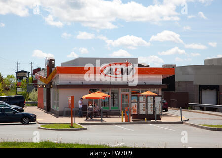 Sackville, Nouvelle-Écosse, Canada - le 15 juin 2019 : A&W Restaurant extérieur lors d'une journée ensoleillée avec des tables de patio Banque D'Images