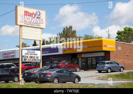 Sackville, Nouvelle-Écosse, Canada - le 15 juin 2019 : Une Marie Browns Fried Chicken Pizza Restaurant avec les filles et d'autres entreprises dans la bande Banque D'Images