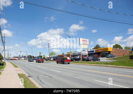 Sackville, Nouvelle-Écosse, Canada - le 15 juin 2019 : à la recherche vers le bas de la route principale de Sackville Drive dans la région de Sackville, Nouvelle-Écosse avec plusieurs points d'un Banque D'Images