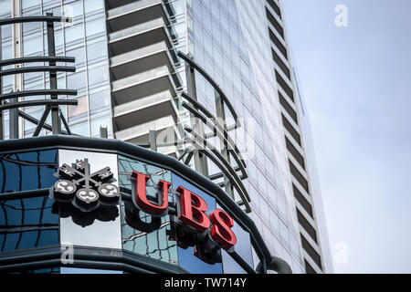 TORONTO, CANADA - LE 14 NOVEMBRE 2017 : l'emblème de l'UBS sur leur bureau principal de Toronto, en Ontario. Aussi appelée Union de Banques Suisse, c'est l'un des principaux b Banque D'Images