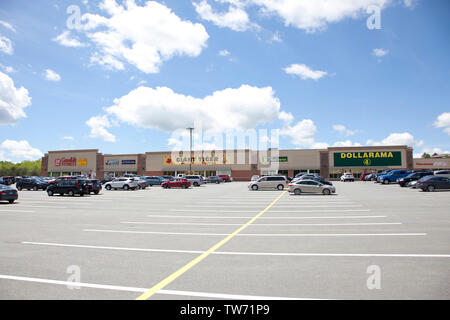 Sackville, Nouvelle-Écosse, Canada - le 15 juin 2019 : vue sur le parking de Downsview Plaza, notamment un restaurant le port et une salle de sport Banque D'Images