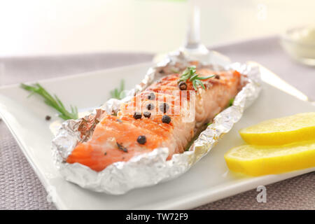 La plaque avec le saumon grillé savoureux et des rondelles de citron sur la table, gros plan Banque D'Images