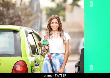 Woman refueling car sur station service Banque D'Images