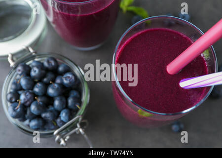 Avec le verre de jus d'açai et de baies dans le bocal sur la table Banque D'Images