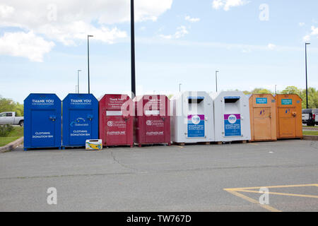 Dartmouth, Nouvelle-Écosse, Canada - le 15 juin 2019 : don de vêtements différents bacs dans Dartmouth Crossing Banque D'Images