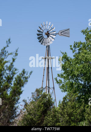 Moulins à vent utilisé dans l'ouest du Texas pour soulever l'eau souterraine. Hill Country, Texas, USA. Banque D'Images