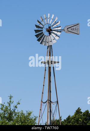 Moulins à vent utilisé dans l'ouest du Texas pour soulever l'eau souterraine. Hill Country, Texas, USA. Banque D'Images