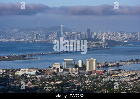 Vue sur le pont de la baie, l'île au trésor et de San Francisco, de collines de Berkeley, Californie, USA. Banque D'Images
