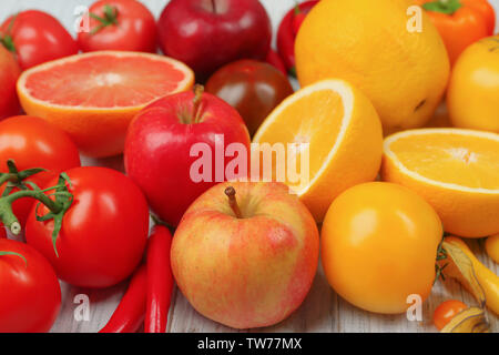 La composition créative faite de fruits et légumes dans les couleurs arc-en-ciel sur la table Banque D'Images