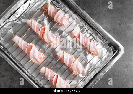 Bacon wrapped nuggets de poulet sur une grille Banque D'Images