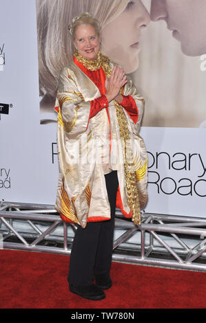 LOS ANGELES, CA. 15 décembre 2008 : Sally Kirkland lors de la première mondiale de 'Revolutionary Road' au Mann Village Theatre, Westwood. © 2008 Paul Smith / Featureflash Banque D'Images