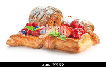 Délicieuses pâtisseries sur fond blanc Banque D'Images