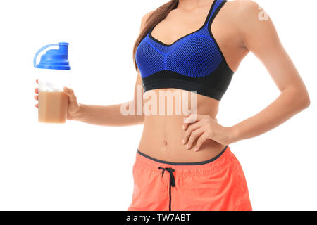 Belle jeune femme avec Protein Shake sur fond blanc Banque D'Images