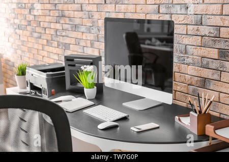 Poste de travail confortable avec le moniteur de l'ordinateur sur la table in office Banque D'Images