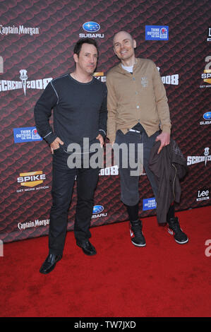 LOS ANGELES, CA. 18 octobre 2008 : stars Smashing Pumpkins Billy Corgan (à droite) et James Iha à Spike TV's Scream 2008 Awards au Théâtre Grec, Hollywood. © 2008 Paul Smith / Featureflash Banque D'Images