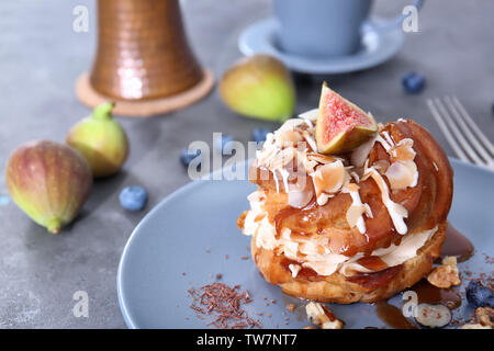 Délicieux gâteau avec la sauce au caramel sur la plaque Banque D'Images