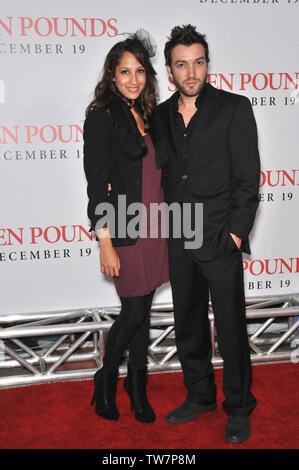 LOS ANGELES, CA. 16 décembre 2008 : Christel Khalil & mari Stephen Hensley au Los Angeles première de sept livres au Mann Village Theatre, Westwood. © 2008 Paul Smith / Featureflash Banque D'Images