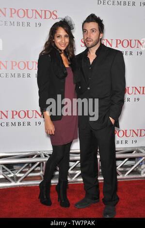 LOS ANGELES, CA. 16 décembre 2008 : Christel Khalil & mari Stephen Hensley au Los Angeles première de sept livres au Mann Village Theatre, Westwood. © 2008 Paul Smith / Featureflash Banque D'Images