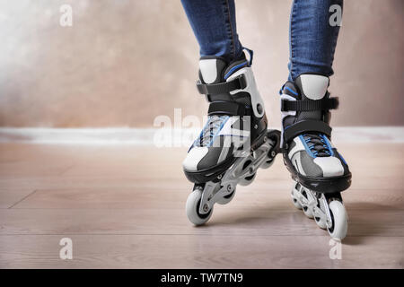 Les jambes de jeune femme sur patins à l'intérieur Banque D'Images